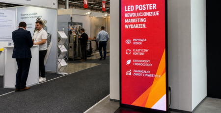 Cyfrowy plakat zamiast tradycyjnego roll-upu: Dlaczego LED Poster rewolucjonizuje marketing wydarzeń.