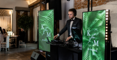 Sceniczny efekt WOW: Jak mobilny ekran LED dla DJ-a rewolucjonizuje oprawę wizualną imprez firmowych i wesel.