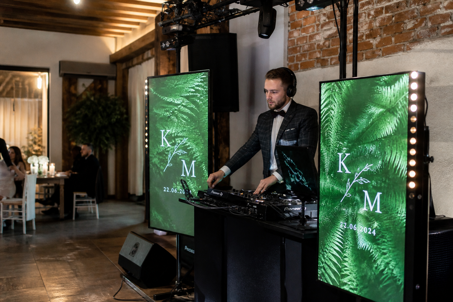 Sceniczny efekt WOW: Jak mobilny ekran LED dla DJ-a rewolucjonizuje oprawę wizualną imprez firmowych i wesel.