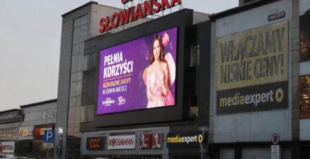 Ekrany LED vs. tradycyjne materiały reklamowe - co wybrać?
