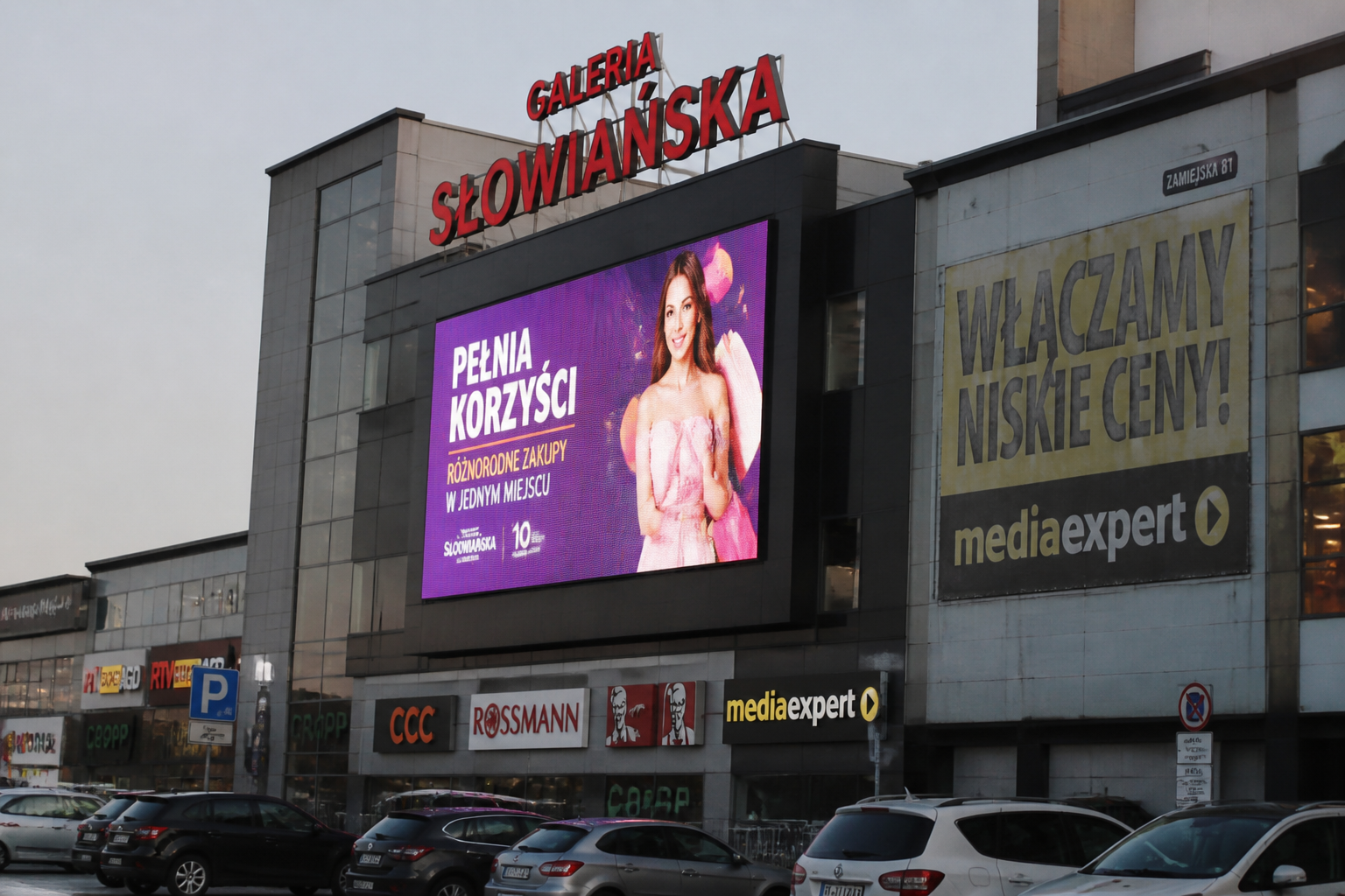 Ekrany LED vs. tradycyjne materiały reklamowe - co wybrać?